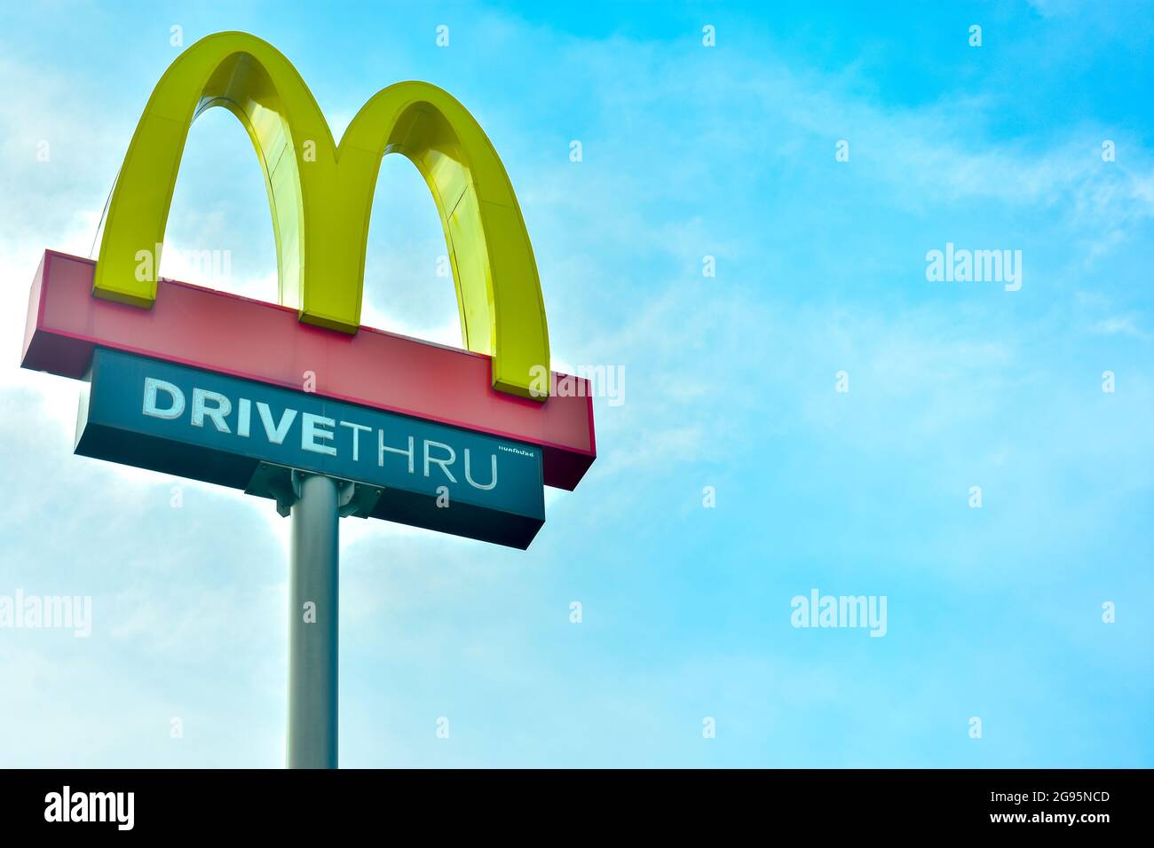 Chachoengsao, Thailand – 8. Juli 2021 : Mc Donald's Restaurant Fahren Sie ein wahres Schild über den blauen Himmel. McDonald's ist eine amerikanische Fast-Food-Kette, die sehr popu ist Stockfoto