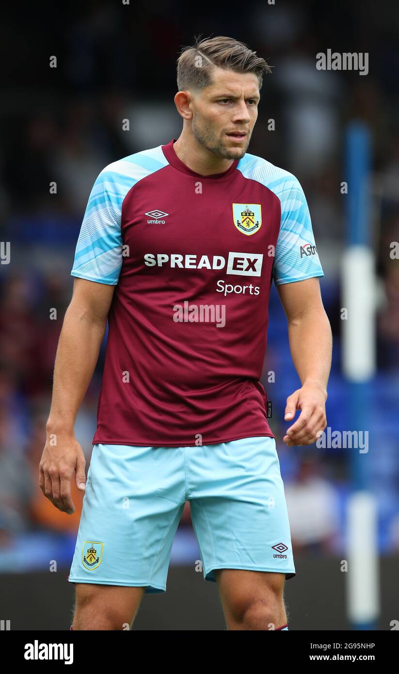 Oldham, England, 24. Juli 2021. James Tarkowski von Burnley während des Vorsaison-Freundschaftsspiel im Boundary Park, Oldham. Bildnachweis sollte lauten: Simon Bellis / Sportimage Stockfoto