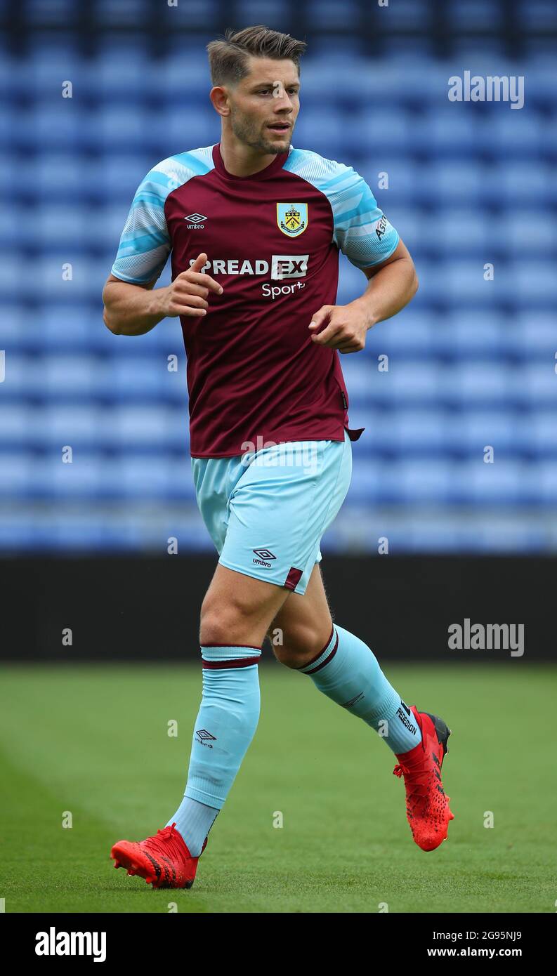 Oldham, England, 24. Juli 2021. James Tarkowski von Burnley während des Vorsaison-Freundschaftsspiel im Boundary Park, Oldham. Bildnachweis sollte lauten: Simon Bellis / Sportimage Stockfoto