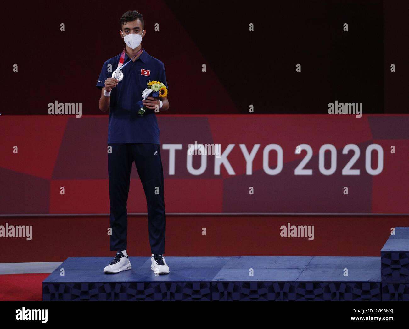 Tokio, Japan. Juli 2021. Der Tunesier Mohamed Khalil tun Jendoubi steht mit seiner Silbermedaille im 58 kg schweren Taekwondo der Männer bei den Olympischen Sommerspielen in Tokio, Japan, am Samstag, den 24. Juli 2021, auf dem Podium. Foto von Bob Strong/UPI. Kredit: UPI/Alamy Live Nachrichten Stockfoto