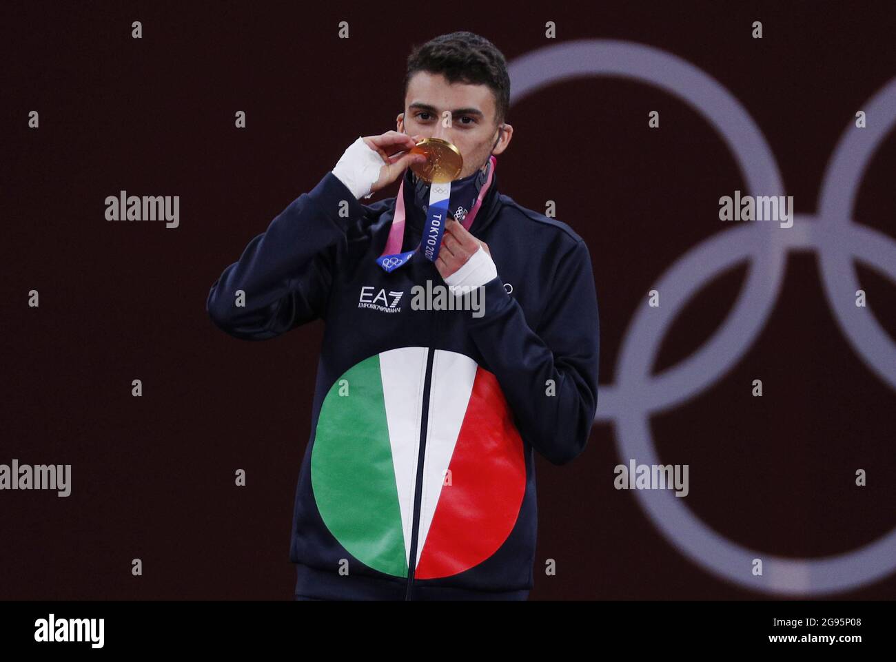 Tokio, Japan. Juli 2021. Der Italiener Vito Dell'Aquila küsst seine Goldmedaille, nachdem er am Samstag, den 24. Juli 2021, den tunesischen Mohamed Khalil tun Jendoubi im 58 kg schweren Taekwondo der Männer bei den Olympischen Sommerspielen in Tokio, Japan, besiegt hat. Foto von Bob Strong/UPI. Kredit: UPI/Alamy Live Nachrichten Stockfoto