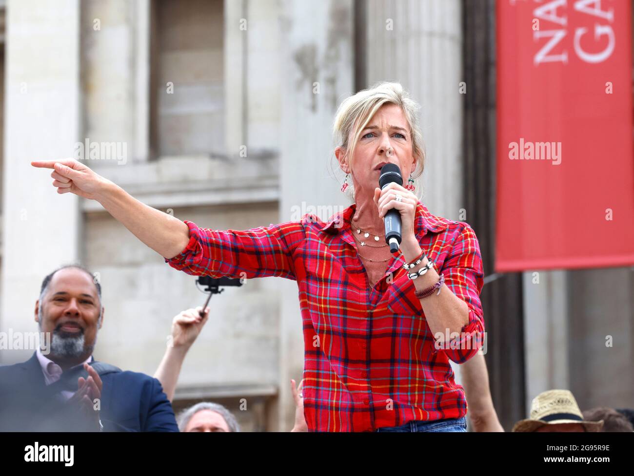 London, Großbritannien. Juli 2021. Die Journalistin Katy Hopkins spricht die Menge an. Sie wurde kürzlich aufgefordert, Australien zu verlassen, nachdem sie die Quarantänebestimmungen des Hotels missachtet hatte. Tausende von Menschen versammeln sich auf dem Trafalgar Square, um gegen das Impfprogramm zu protestieren und den Weltfreiheitstag mit Veranstaltungen auf der ganzen Welt zu feiern. Anti-Vaxx-Demonstration. Westminster. Anti-Vaxx-Demonstranten demonstrieren gegen den Freedom Day der Regierungen und die Einführung von Impfpass. Kredit: Mark Thomas/Alamy Live Nachrichten Stockfoto