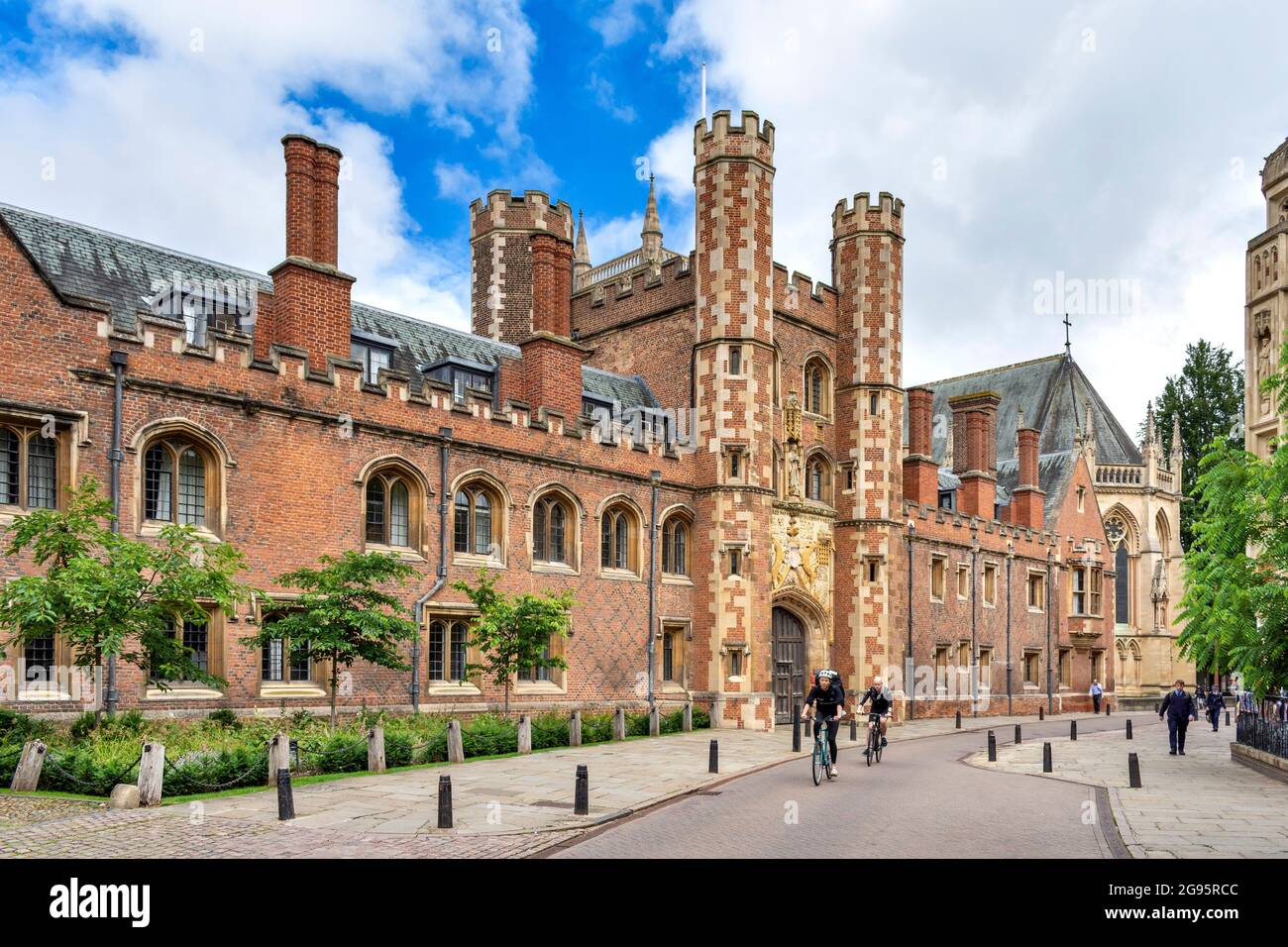 RADFAHRER AUS CAMBRIDGE, ENGLAND, PASSIEREN DAS GROSSE TOR UND DAS GEBÄUDE DER BRÜCKENSTRASSE DES ST JOHN'S COLLEGE Stockfoto