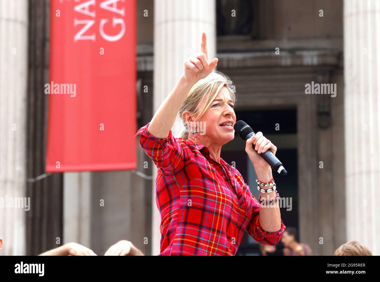 London, Großbritannien. Juli 2021. Die Journalistin Katy Hopkins spricht die Menge an. Sie wurde kürzlich aufgefordert, Australien zu verlassen, nachdem sie die Quarantänebestimmungen des Hotels missachtet hatte. Tausende von Menschen versammeln sich auf dem Trafalgar Square, um gegen das Impfprogramm zu protestieren und den Weltfreiheitstag mit Veranstaltungen auf der ganzen Welt zu feiern. Anti-Vaxx-Demonstration. Westminster. Anti-Vaxx-Demonstranten demonstrieren gegen den Freedom Day der Regierungen und die Einführung von Impfpass. Kredit: Mark Thomas/Alamy Live Nachrichten Stockfoto