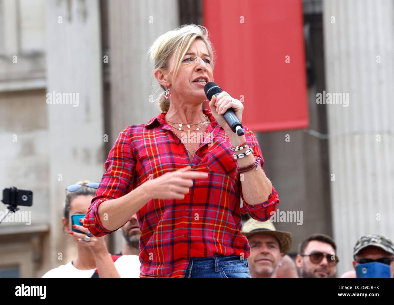 London, Großbritannien. Juli 2021. Die Journalistin Katy Hopkins spricht die Menge an. Sie wurde kürzlich aufgefordert, Australien zu verlassen, nachdem sie die Quarantänebestimmungen des Hotels missachtet hatte. Tausende von Menschen versammeln sich auf dem Trafalgar Square, um gegen das Impfprogramm zu protestieren und den Weltfreiheitstag mit Veranstaltungen auf der ganzen Welt zu feiern. Anti-Vaxx-Demonstration. Westminster. Anti-Vaxx-Demonstranten demonstrieren gegen den Freedom Day der Regierungen und die Einführung von Impfpass. Kredit: Mark Thomas/Alamy Live Nachrichten Stockfoto