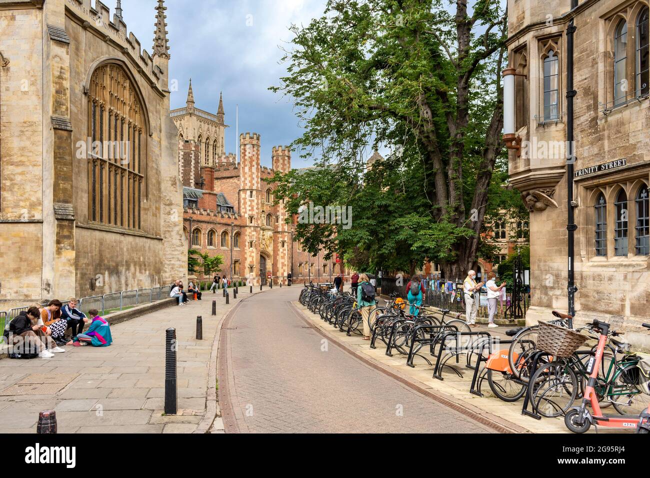 CAMBRIDGE, ENGLAND, MIT BLICK AUF DIE BRÜCKENSTRASSE IN RICHTUNG ST JOHN'S COLLEGE Stockfoto
