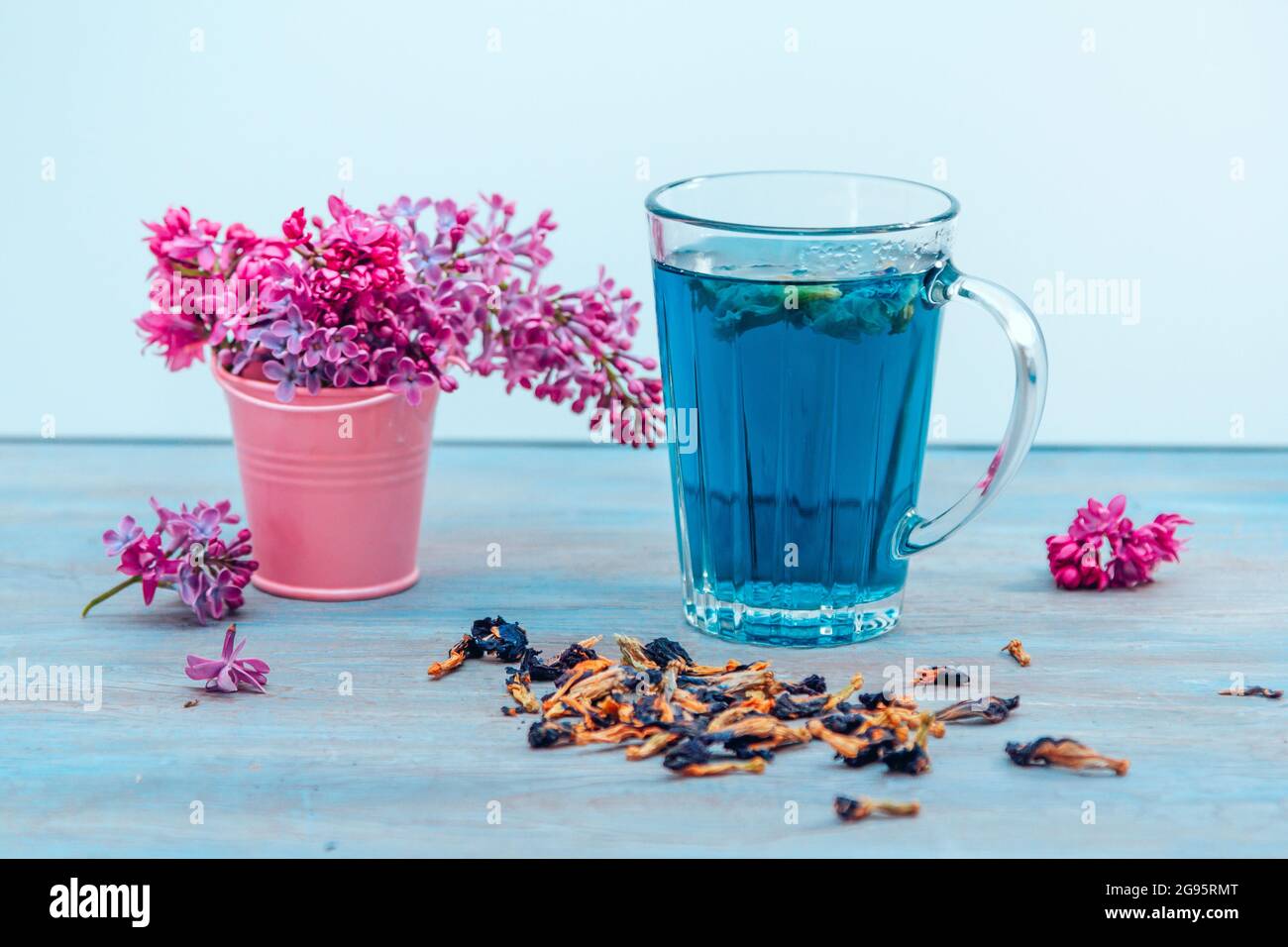 Bio Butterfly Erbsenblüten blauer Anchan Tee in einer Glasschale und lila  Blüten. Entgiften Sie gesundes Getränk Stockfotografie - Alamy