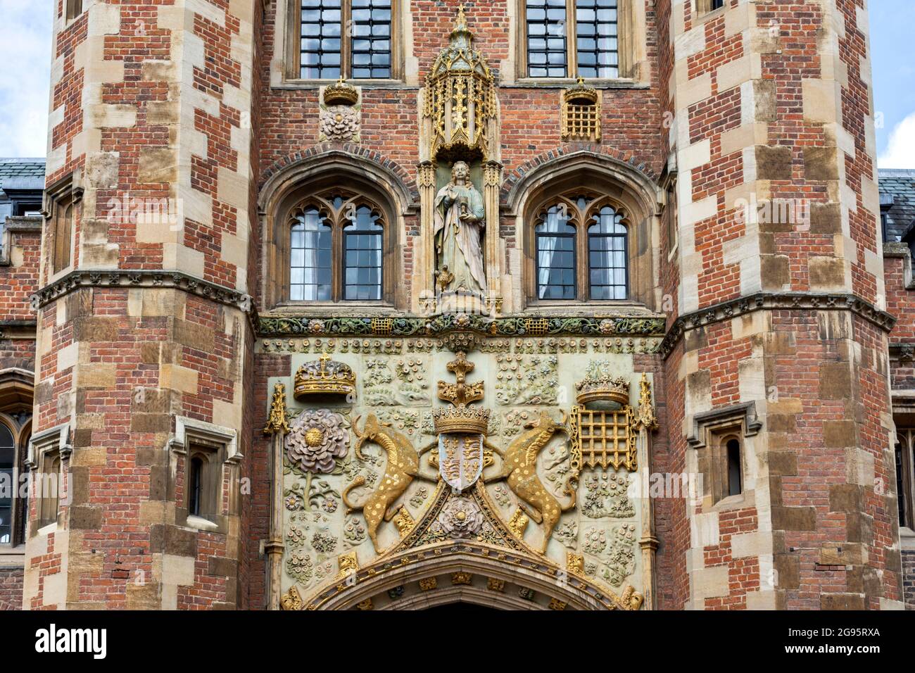 CAMBRIDGE ENGLAND ST JOHN'S COLLEGE DAS GROSSE TOR LADY MARGARET'S WAPPEN UND MYTHISCHE BESTIEN GENANNT YALES STATUE VON ST JOHN OBEN Stockfoto