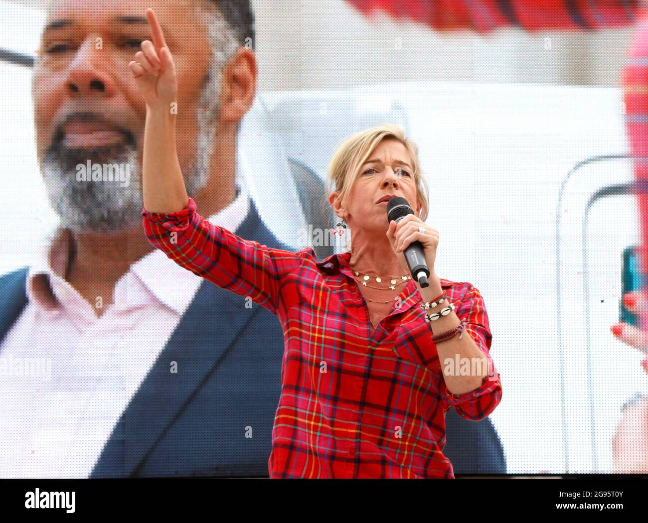 London, Großbritannien. Juli 2021. Die Journalistin Katy Hopkins spricht die Menge an. Sie wurde kürzlich aufgefordert, Australien zu verlassen, nachdem sie die Quarantänebestimmungen des Hotels missachtet hatte. Tausende von Menschen versammeln sich auf dem Trafalgar Square, um gegen das Impfprogramm zu protestieren und den Weltfreiheitstag mit Veranstaltungen auf der ganzen Welt zu feiern. Anti-Vaxx-Demonstration. Westminster. Anti-Vaxx-Demonstranten demonstrieren gegen den Freedom Day der Regierungen und die Einführung von Impfpass. Kredit: Mark Thomas/Alamy Live Nachrichten Stockfoto