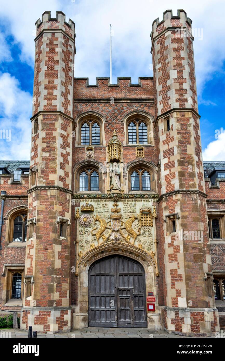 CAMBRIDGE ENGLAND DIE GROSSE TORFASSADE UND DAS WAPPEN DER ST JOHN'S COLLEGE BRIDGE STREET Stockfoto