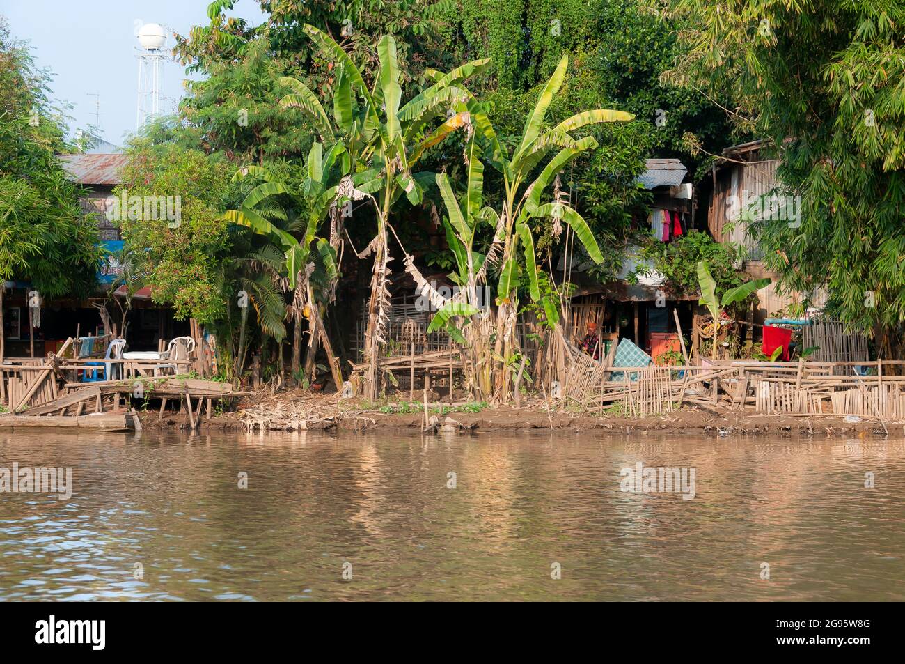 Hütten, die am Chao Phraya Flussufer in Bangkok in Thailand in Südostasien gebaut wurden. Stockfoto