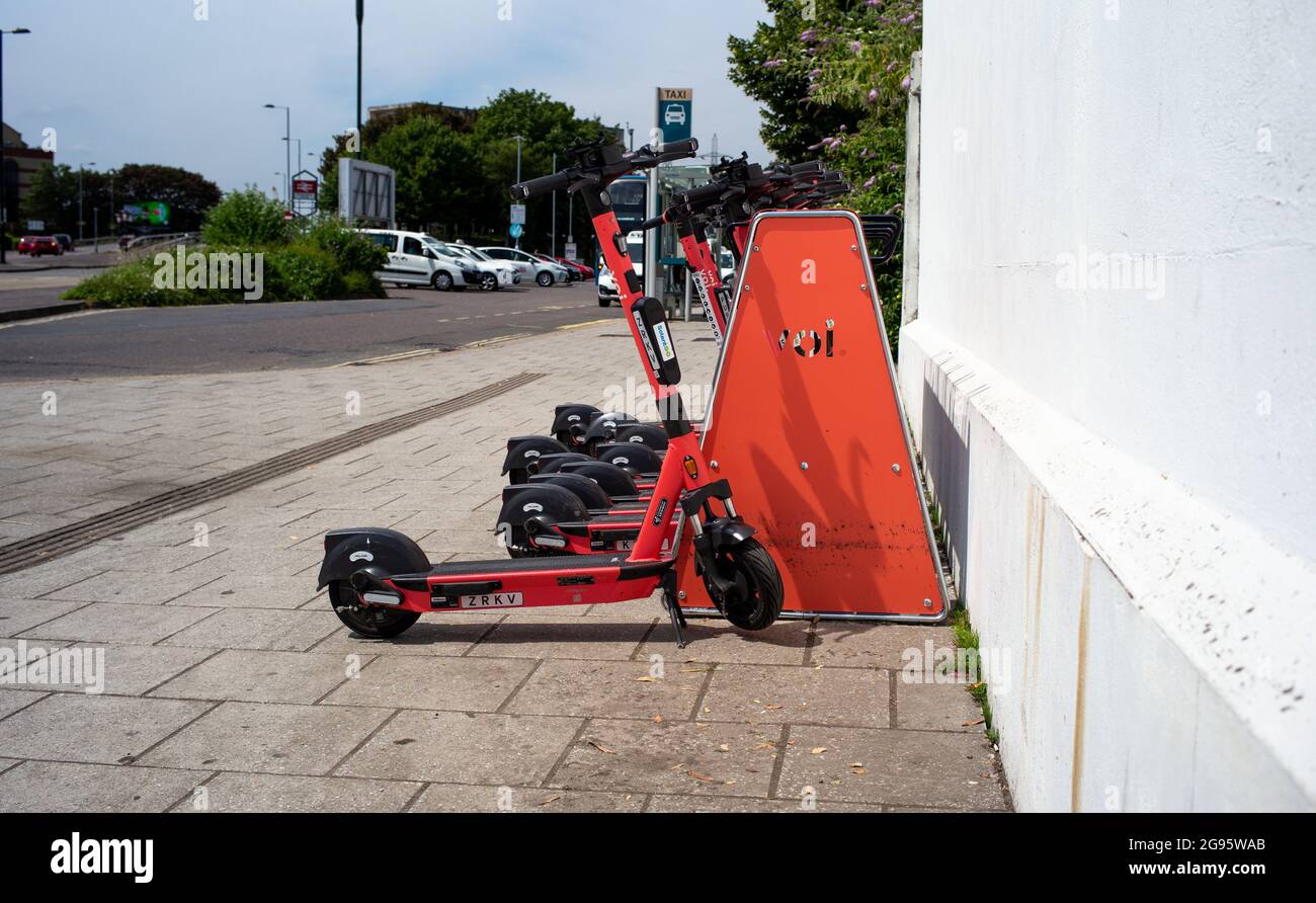 VOI-E-Scooter-Mietprogramm wird im Stadtzentrum von Southampton probeweise durchgeführt, um eine umweltfreundliche, nicht emissionsarme Art und Weise der Menschen zu erreichen, um durch die Stadt zu reisen. Stockfoto