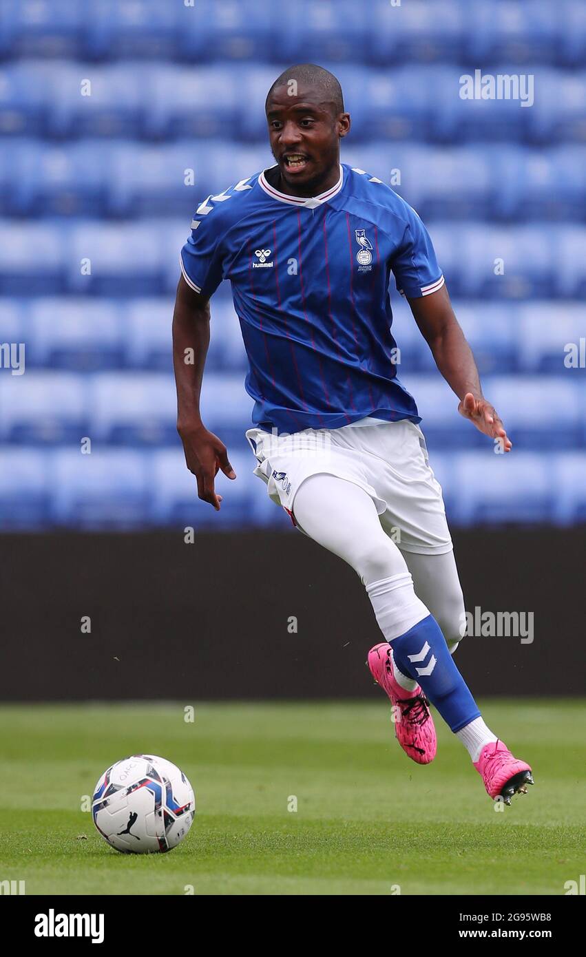 Oldham, England, 24. Juli 2021. Dylan Bahamboula von Oldham Athletic während des Vorsaison-Freundschaftsspiel im Boundary Park, Oldham. Bildnachweis sollte lauten: Simon Bellis / Sportimage Stockfoto