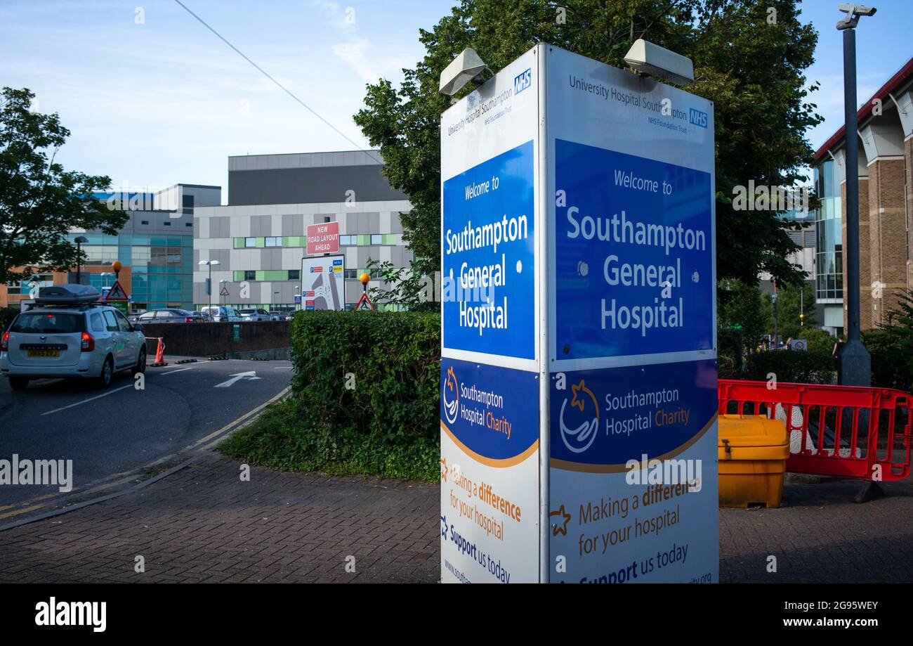 Allgemeine Ansicht des allgemeinen Krankenhauses von Southampton mit Beschilderung am Eingang der Hauptstraße der Tremona Road und dem Parkplatz. Stockfoto