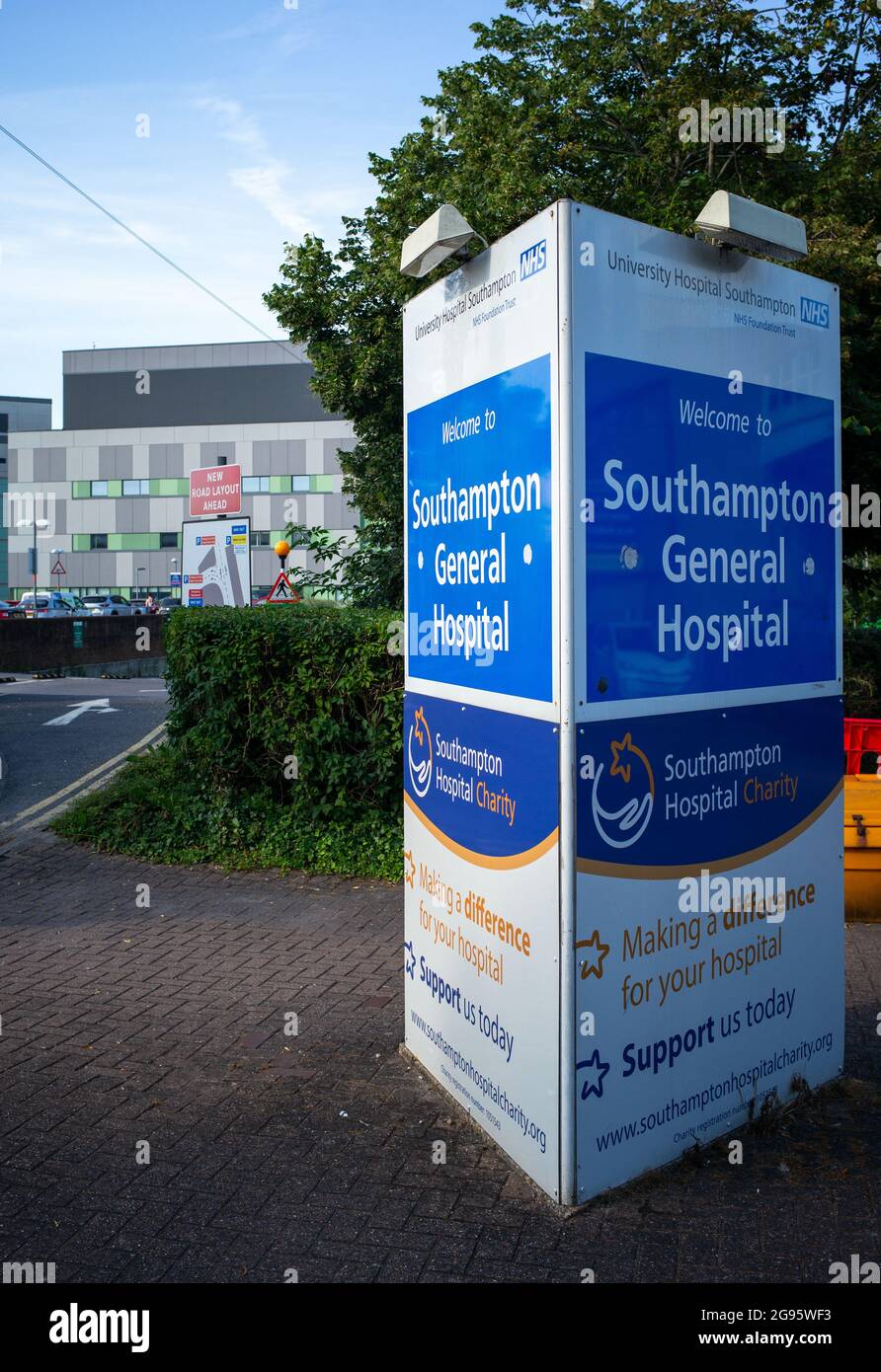 Allgemeine Ansicht des allgemeinen Krankenhauses von Southampton mit Beschilderung am Eingang der Hauptstraße der Tremona Road und dem Parkplatz. Stockfoto