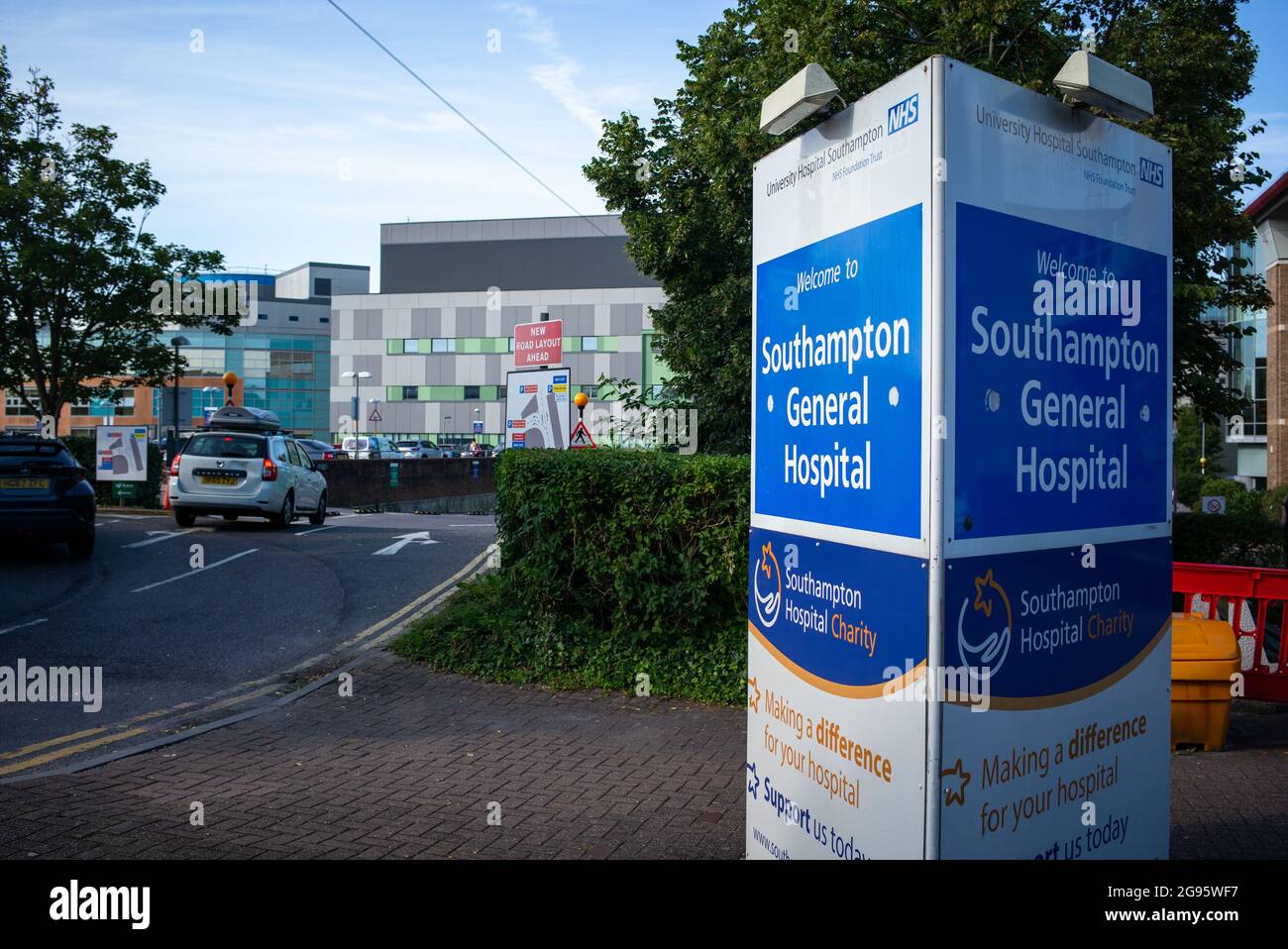 Allgemeine Ansicht des allgemeinen Krankenhauses von Southampton mit Beschilderung am Eingang der Hauptstraße der Tremona Road und dem Parkplatz. Stockfoto
