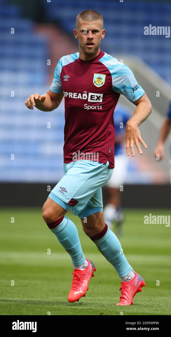 Oldham, England, 24. Juli 2021. Johann Gudmundsson von Burnley beim Vorsaison-Freundschaftsspiel im Boundary Park, Oldham. Bildnachweis sollte lauten: Simon Bellis / Sportimage Stockfoto