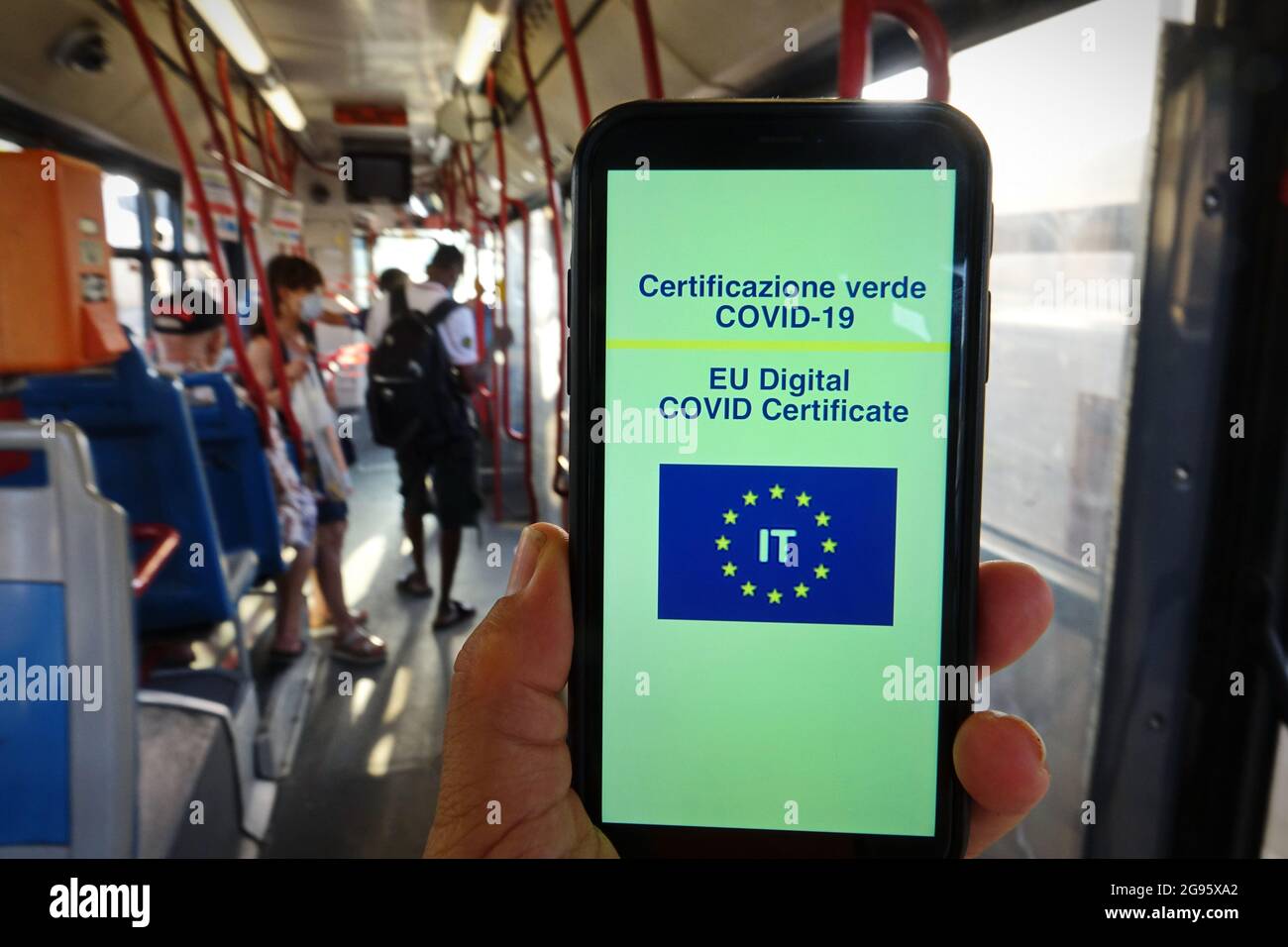 Italienischer Grüner Pass. EU-Digitalzertifikat Covid-19. Covid- oder Coronavirus-Impfstoffzertifikat. Selektiver Fokus Turin, Italien - Juli 2021 Stockfoto