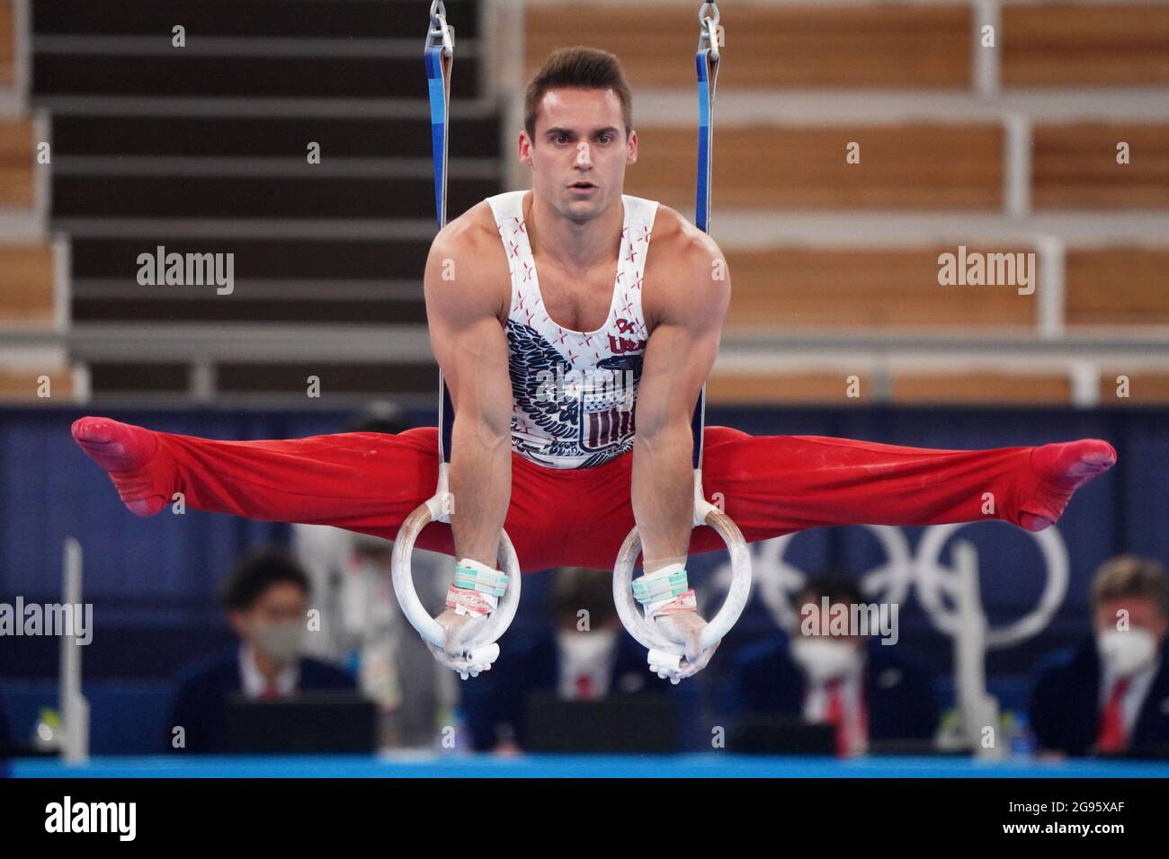 Tokio, Japan. Juli 2021. Samuel Mikulak vom Team United States führt seine Still Rings-Routine während des Vorwettbewerbs der Männerturnen im Ariake Gymnastik Center während der Olympischen Spiele in Tokio, Japan, am Samstag, den 24. Juli 2021, durch. Foto von Richard Ellis/UPI. Kredit: UPI/Alamy Live Nachrichten Stockfoto