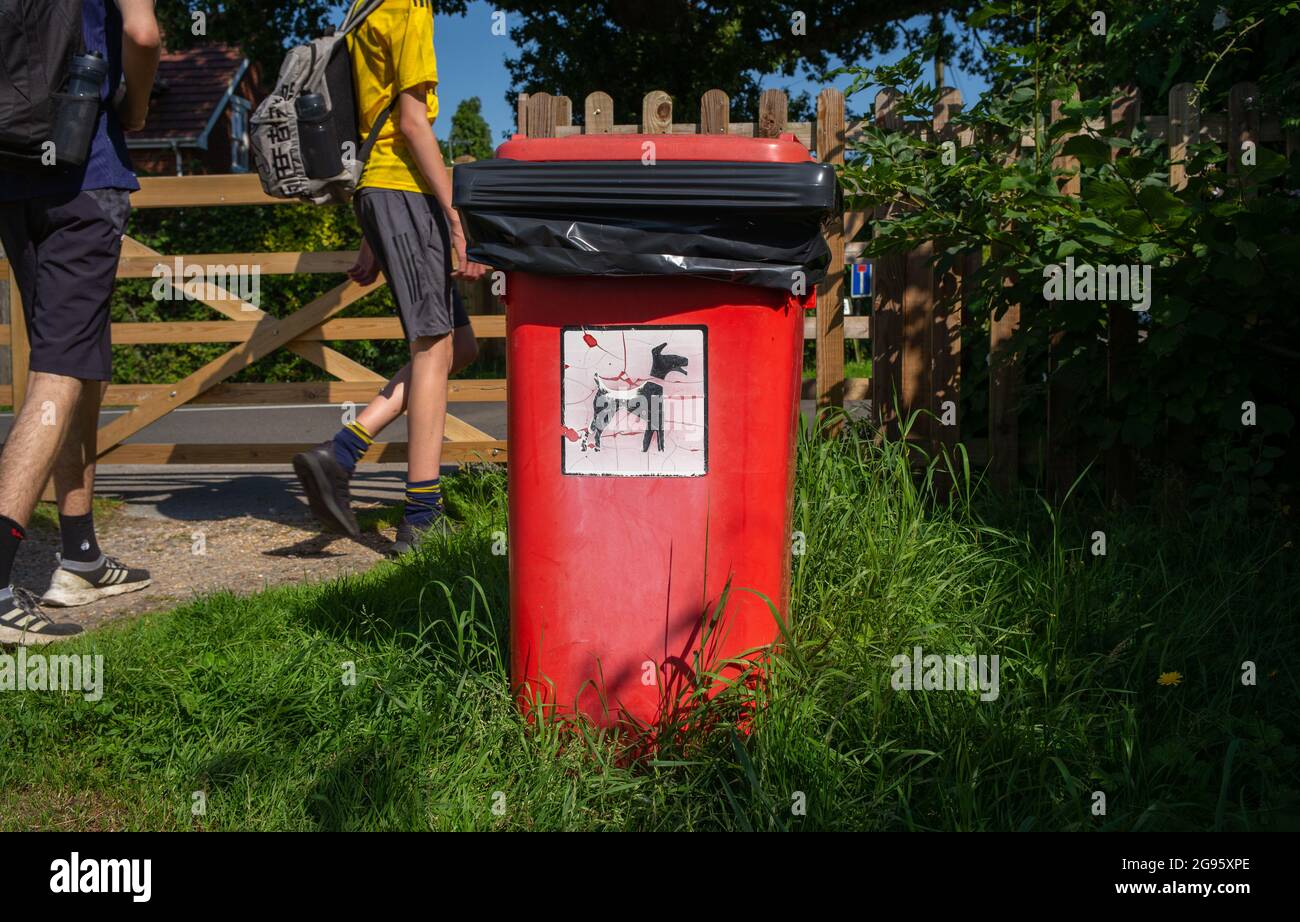 Große rote Hundetüllbehälter am Rande eines Erholungsgrundstücks für Sport.wo Jugend Spiele und Sport spielt. Stockfoto
