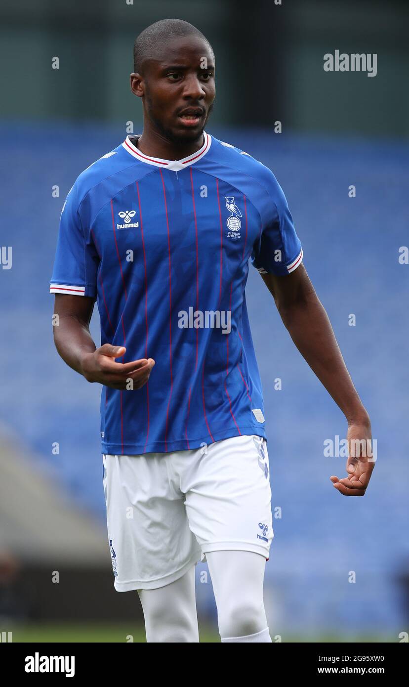 Oldham, England, 24. Juli 2021. Dylan Bahamboula von Oldham Athletic während des Vorsaison-Freundschaftsspiel im Boundary Park, Oldham. Bildnachweis sollte lauten: Simon Bellis / Sportimage Stockfoto