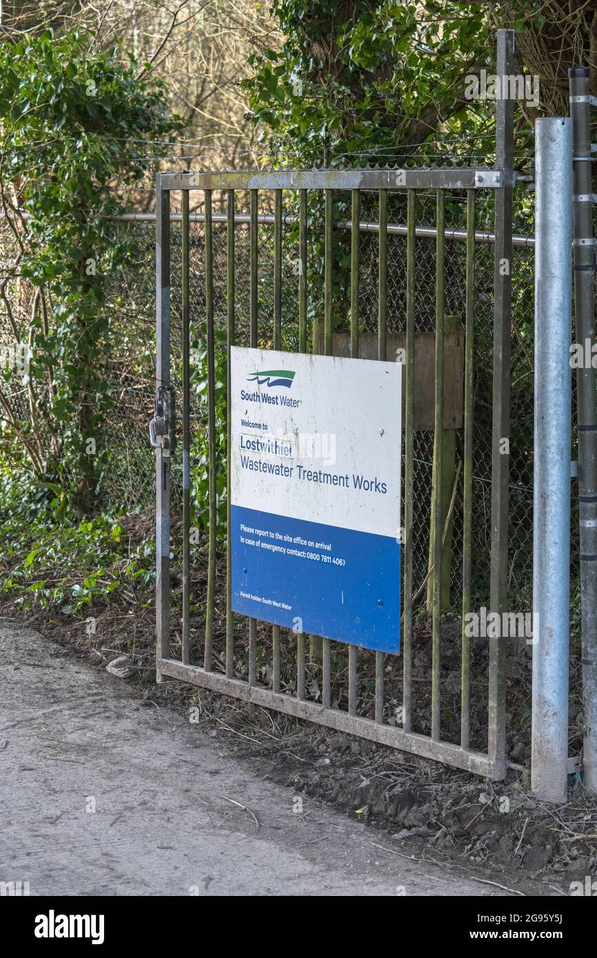 Das Wasserversorgungsunternehmen South Wester unterzeichnet am Tor der Wasseraufbereitungsanlage Lostwithiel, Cornwall. Für sauberes und sicheres Wasser, Wasseraufbereitung. Stockfoto