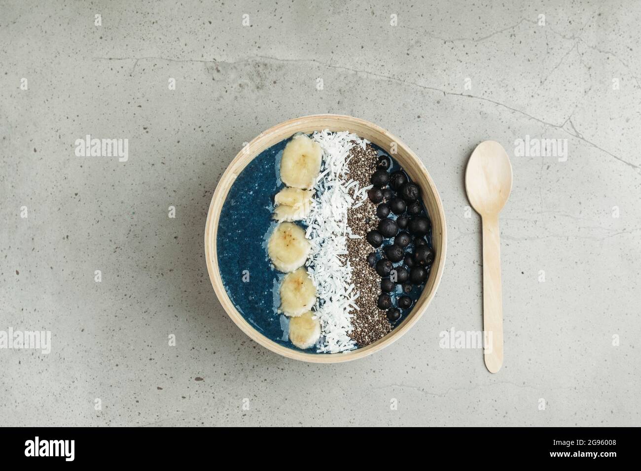 Hausgemachter Beerenmoothie in einer Holzschüssel Stockfoto