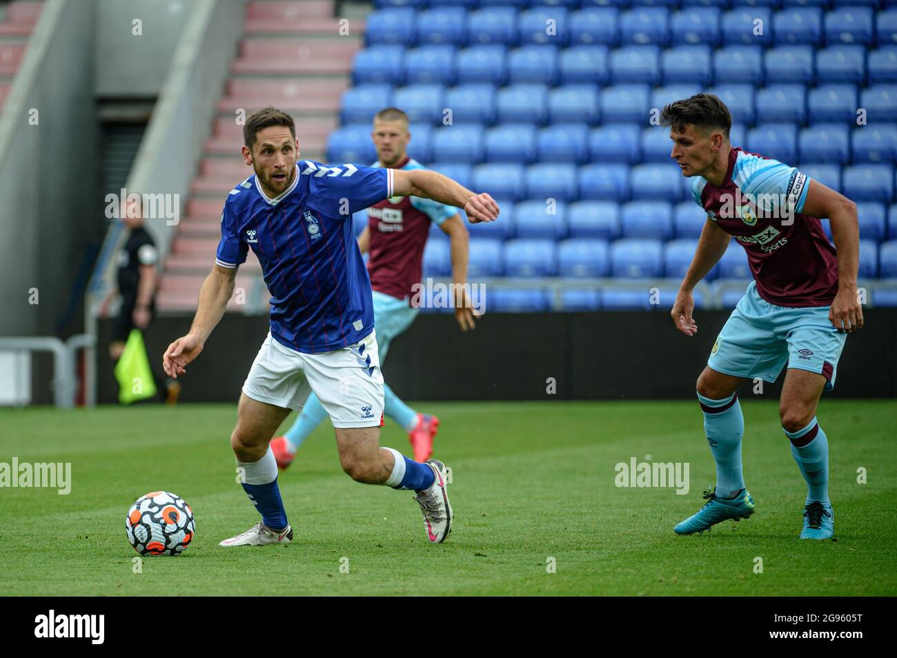 OLDHAM, GROSSBRITANNIEN. JUKY 24. Dean Furman (TRIALLIST) mit dem Ball beim Pre-Season Freundschaftsspiel zwischen Oldham Athletic und Burnley im Boundary Park, Oldham am Samstag, 24. Juli 2021. (Kredit: Ian Charles | MI News) Kredit: MI News & Sport /Alamy Live News Stockfoto