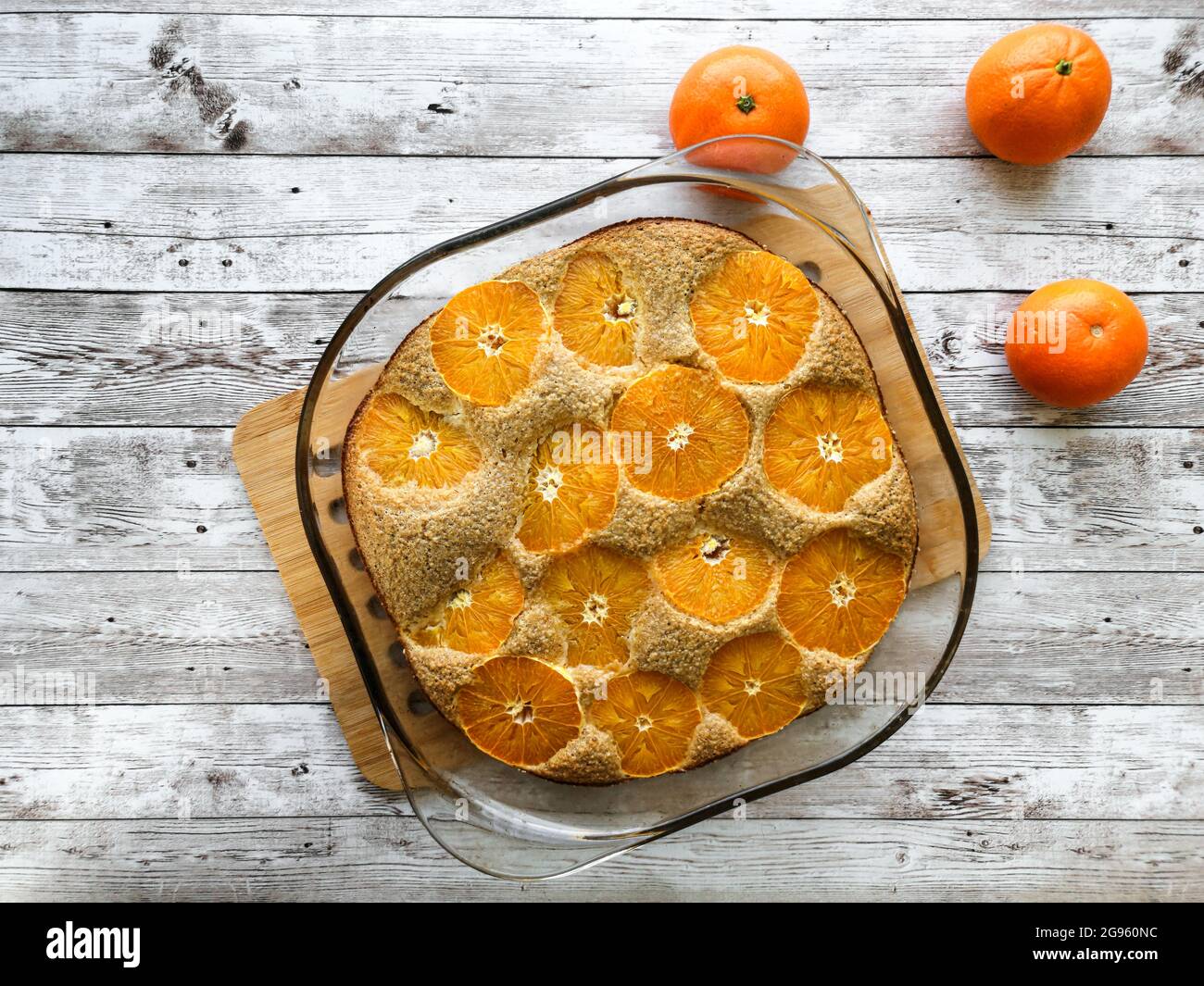 Kalorienarmer Kuchen mit Mandarinen aus Haferkleie auf einem Holzhintergrund Stockfoto