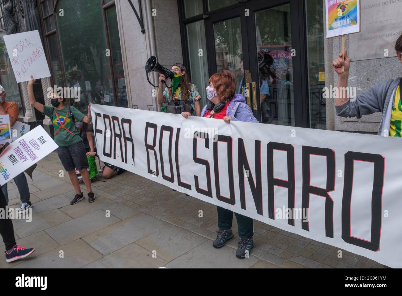 London, Großbritannien. Juli 2012. Späte Ankünfte halten vor der brasilianischen Botschaft ein Transparent mit dem Titel „Fora Bolsonaro“ (Bolsonaro raus). Präsident Bolsonaro befindet sich derzeit wegen seiner Misshandlung der Pandemie in einer rechtlichen Untersuchung. Sie fordern Nahrungsmittel und Impfstoffe für alle, die Achtung der indigenen Rechte und des Landes, ein Ende der Polizeigewalt und der Tötung schwarzer Menschen, und fordern ein Ende seiner frauenfeindlichen, arbeiterfeindlichen und schwulenfeindlichen Regierung und ihres Angriffs auf Wissenschaft, Bildung und Kultur. Peter Marshall/Alamy Live News Stockfoto