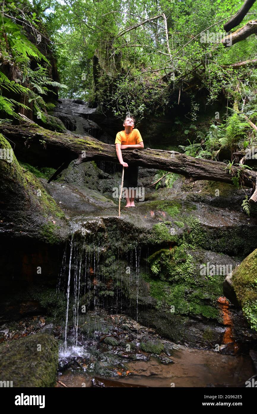 Junge Jungen erkunden die britische Landschaft am Loamhole Waterfall in Shropshire England. Kinder erkunden die Natur Großbritannien Britisches Abenteuer Stockfoto