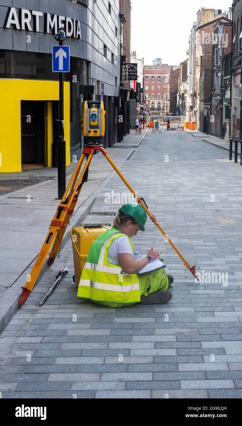 Junge Ingenieurin, die im Straßenbau in Liverpool arbeitet Stockfoto