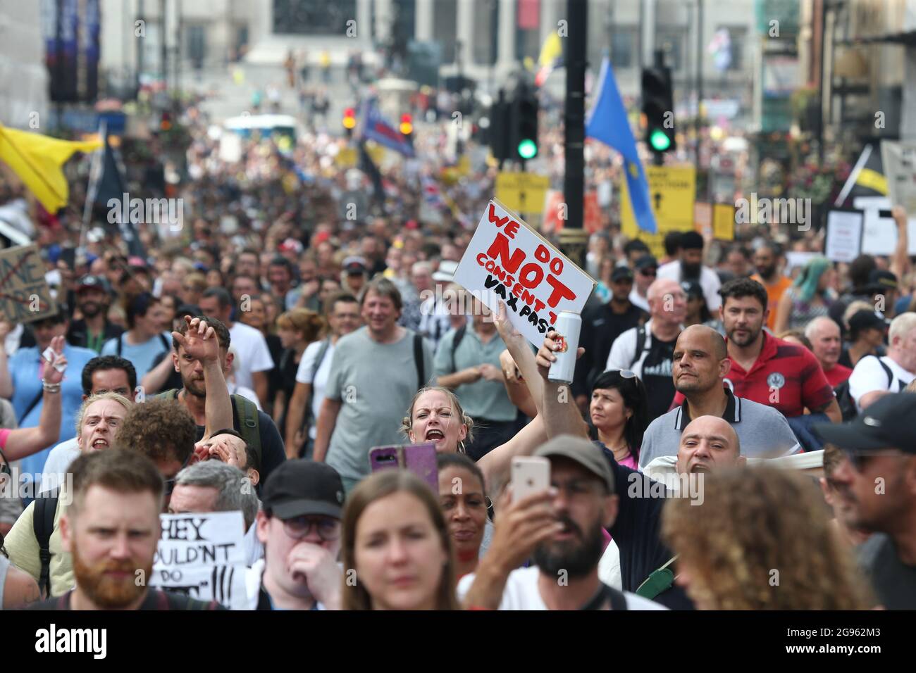 London, England, Großbritannien. Juli 2021. Anti-Blockade- und Anti-Impfstoff-Demonstranten marschieren in der „weltweiten Kundgebung für freedomâ“ durch Londons Whitehall (Foto: © Tayfun Salci/ZUMA Press Wire) Stockfoto