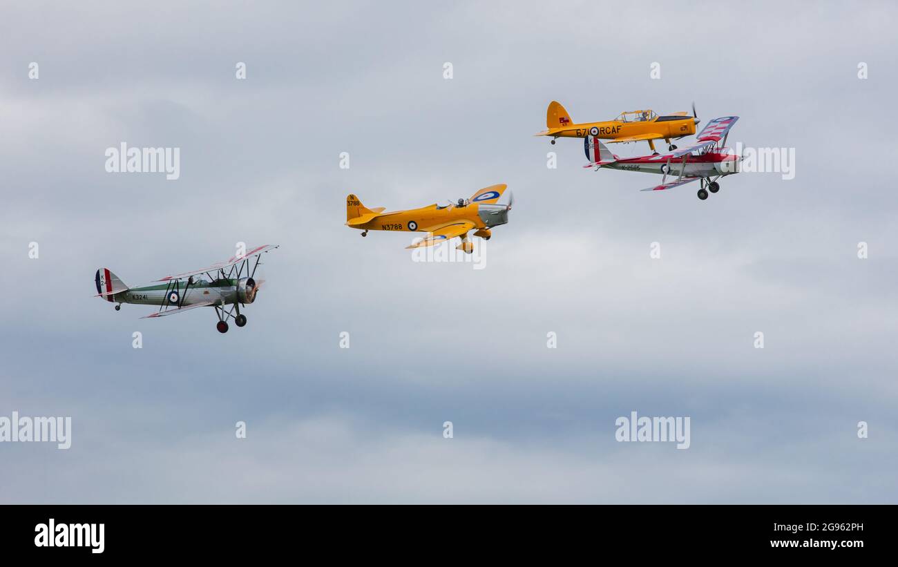 Avro Tutor, DH82a Tiger Moth, Miles Magister & Chipmunk T.22 fliegen in Formation auf der Shuttleworth Military Airshow am 4. Juli 2021 Stockfoto