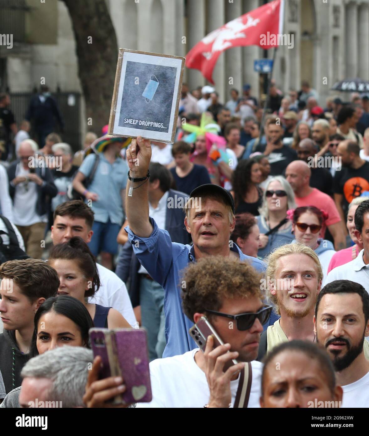 London, England, Großbritannien. Juli 2021. Anti-Blockade- und Anti-Impfstoff-Demonstranten marschieren in der „weltweiten Kundgebung für freedomâ“ durch Londons Whitehall (Foto: © Tayfun Salci/ZUMA Press Wire) Stockfoto