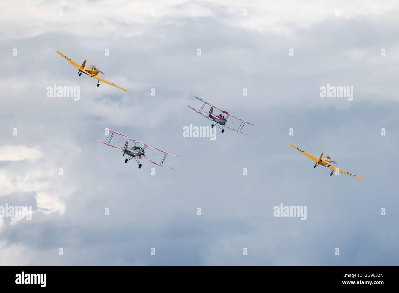 Avro Tutor, DH82a Tiger Moth, Miles Magister & Chipmunk T.22 fliegen in Formation auf der Shuttleworth Military Airshow am 4. Juli 2021 Stockfoto