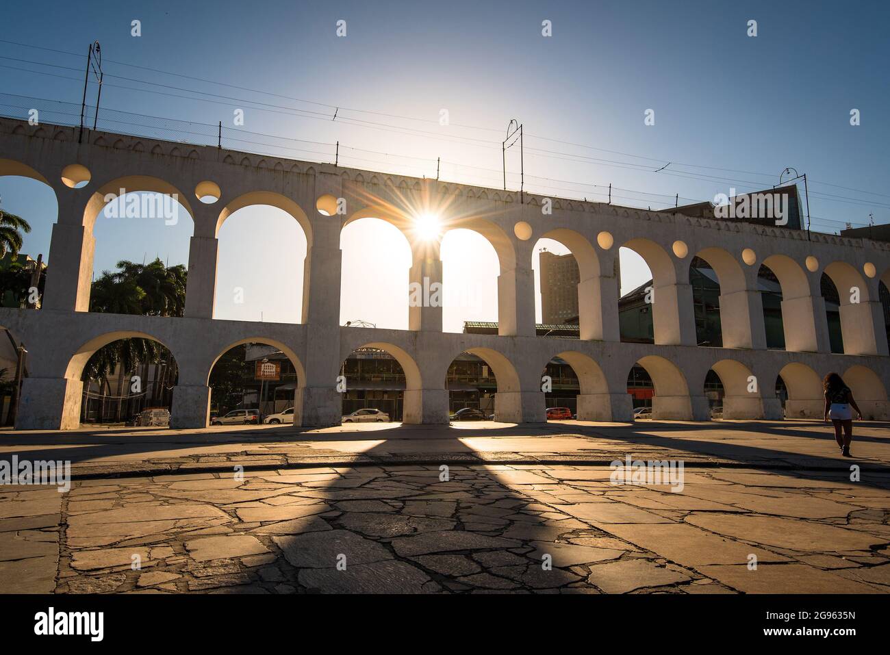 Die Sonne scheint durch den Landmark Lapa Arch in der Innenstadt von Rio de Janeiro Stockfoto