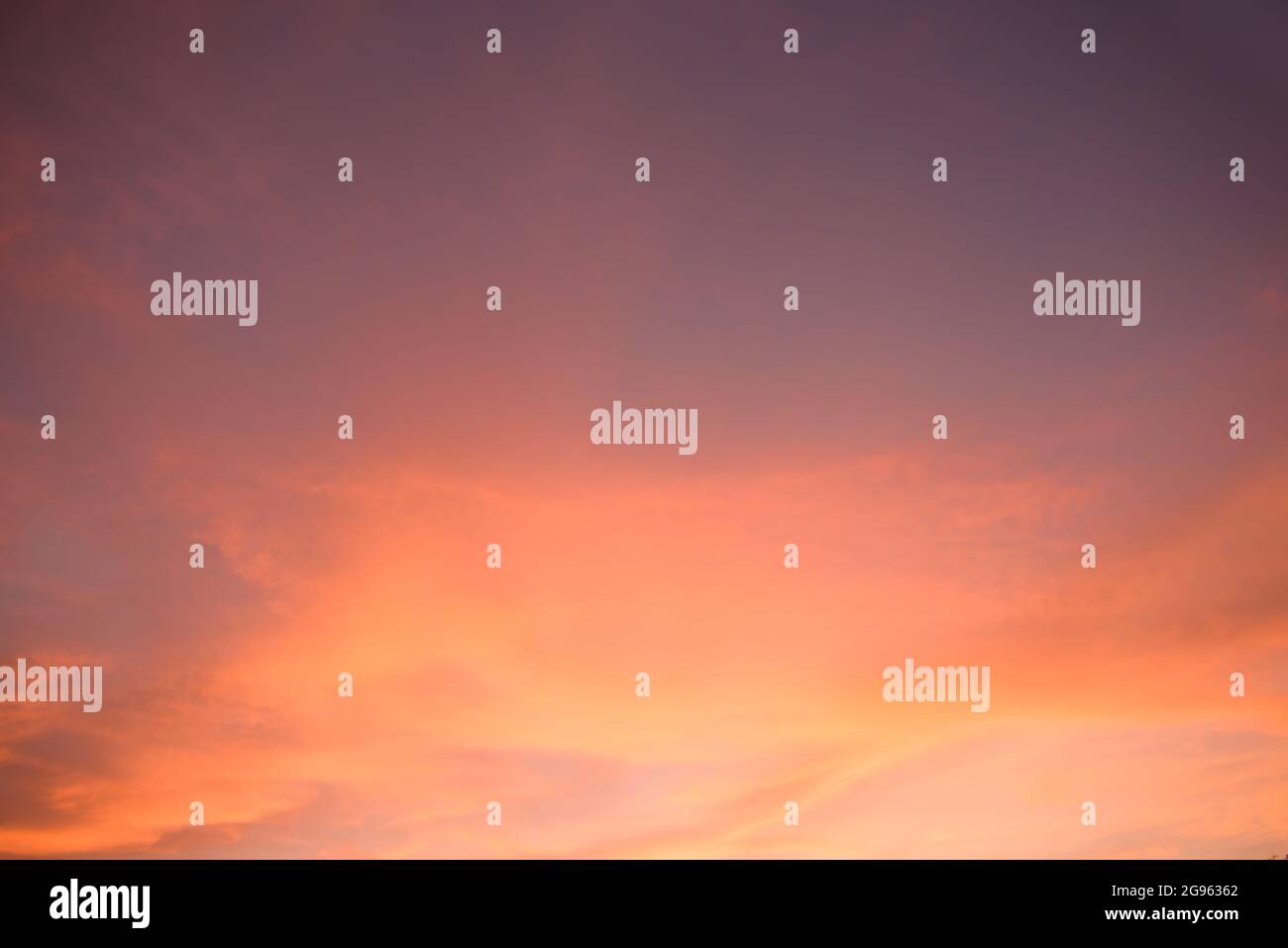 Schöne orange gelb lila Wolken Sonnenuntergang Himmel Ersatz Stock Fotografie. Südkalifornien fabelhafter, wunderbarer und epischer Himmel. Stockfoto
