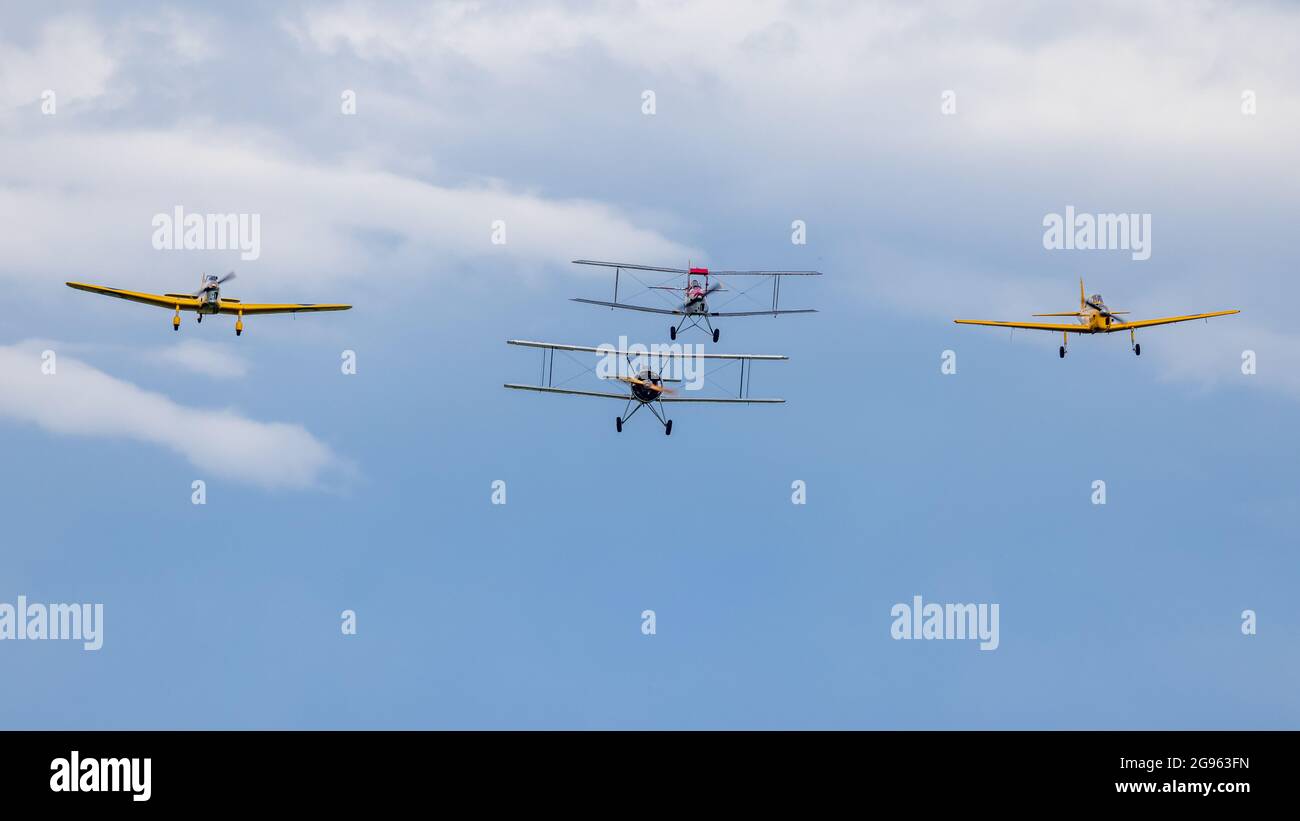 Avro Tutor, DH82a Tiger Moth, Miles Magister & Chipmunk T.22 fliegen in Formation auf der Shuttleworth Military Airshow am 4. Juli 2021 Stockfoto