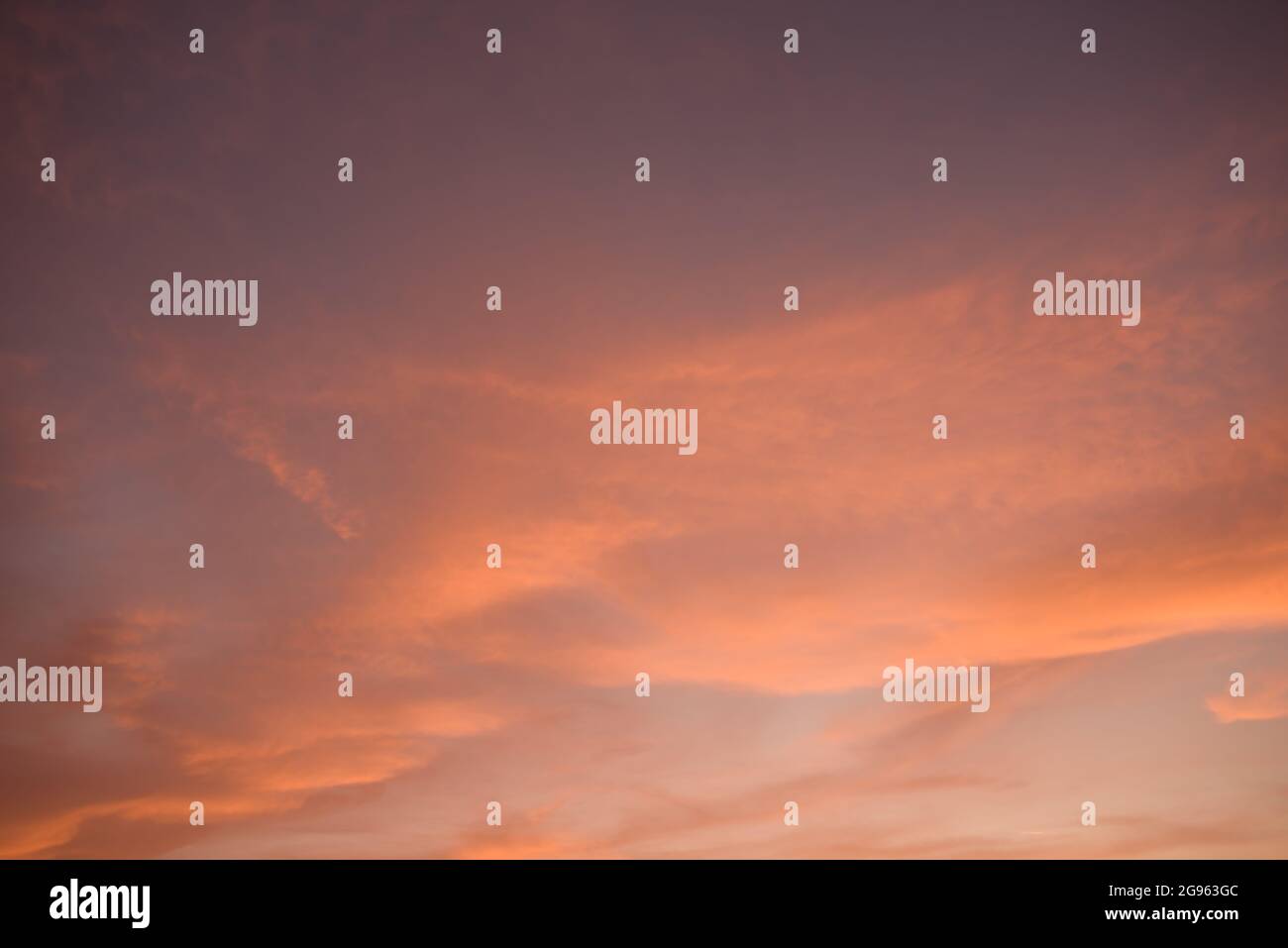 Schöne orange gelb lila Wolken Sonnenuntergang Himmel Ersatz Stock Fotografie. Südkalifornien fabelhafter, wunderbarer und epischer Himmel. Stockfoto