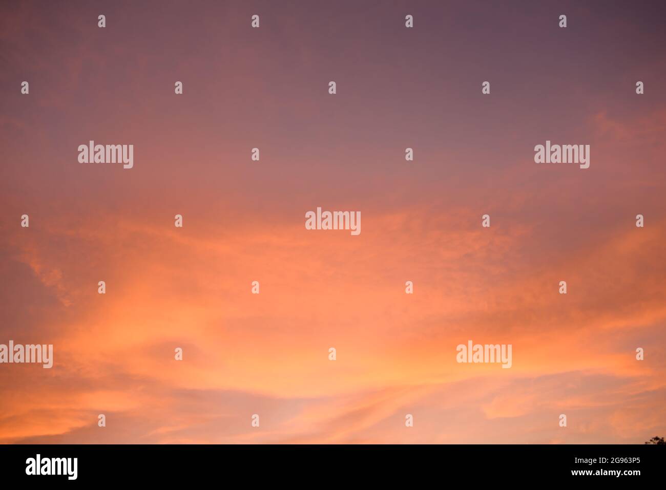 Schöne orange gelb lila Wolken Sonnenuntergang Himmel Ersatz Stock Fotografie. Südkalifornien fabelhafter, wunderbarer und epischer Himmel. Stockfoto