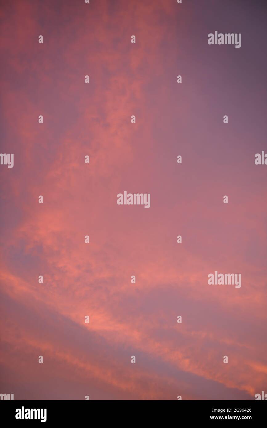 Schöne orange gelb lila Wolken Sonnenuntergang Himmel Ersatz Stock Fotografie. Südkalifornien fabelhafter, wunderbarer und epischer Himmel. Stockfoto