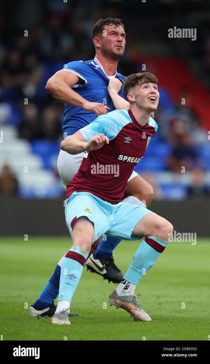 Oldham, England, 24. Juli 2021. Max Thompson von Burnley hält Harrison McGahey von Oldham Athletic während des Vorsaison-Freundschaftsspiel im Boundary Park, Oldham, aus. Bildnachweis sollte lauten: Simon Bellis / Sportimage Stockfoto