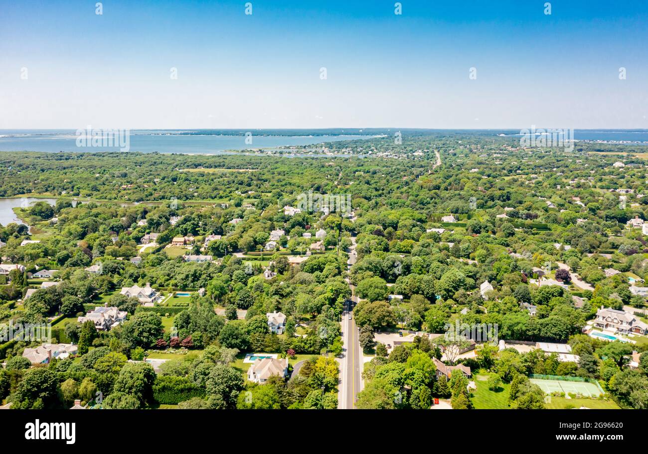 Luftaufnahme der Hill Street und der entfernten Hampton Bays Stockfoto