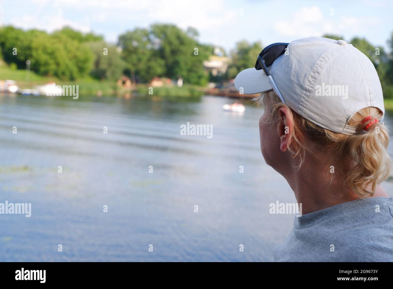 Ein Touristenmädchen mit weißer Mütze inspiziert einen unbekannten Bereich. Welttourismustag. Stockfoto