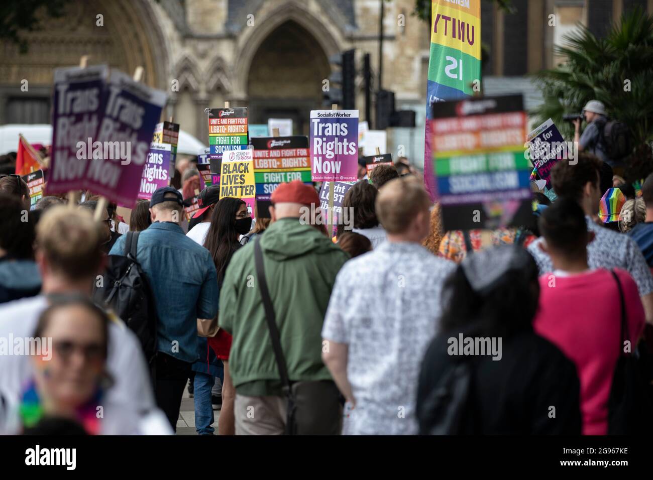 London, Großbritannien. Juli 2021. LGBTI-Anhänger versammeln sich während der Demonstration auf dem Parliament Square.LGBT-Protestmarsch unter Führung von Gemeinden für LGBT-Rechte mit fünf wichtigen LGBT-Befreiungsforderungen, Verbot der LGBT-Konversionstherapie, Reform des Gender Recognition Act, sicherer Hafen für LGBT-Flüchtlinge, Entkriminalisierung von LGBT-Menschen weltweit und Solidarität mit Black Lives Matter. Kredit: SOPA Images Limited/Alamy Live Nachrichten Stockfoto