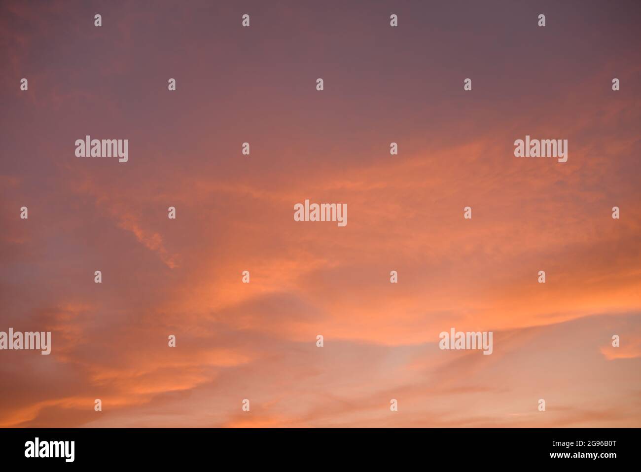 Schöne orange gelb lila Wolken Sonnenuntergang Himmel Ersatz Stock Fotografie. Südkalifornien fabelhafter, wunderbarer und epischer Himmel. Stockfoto