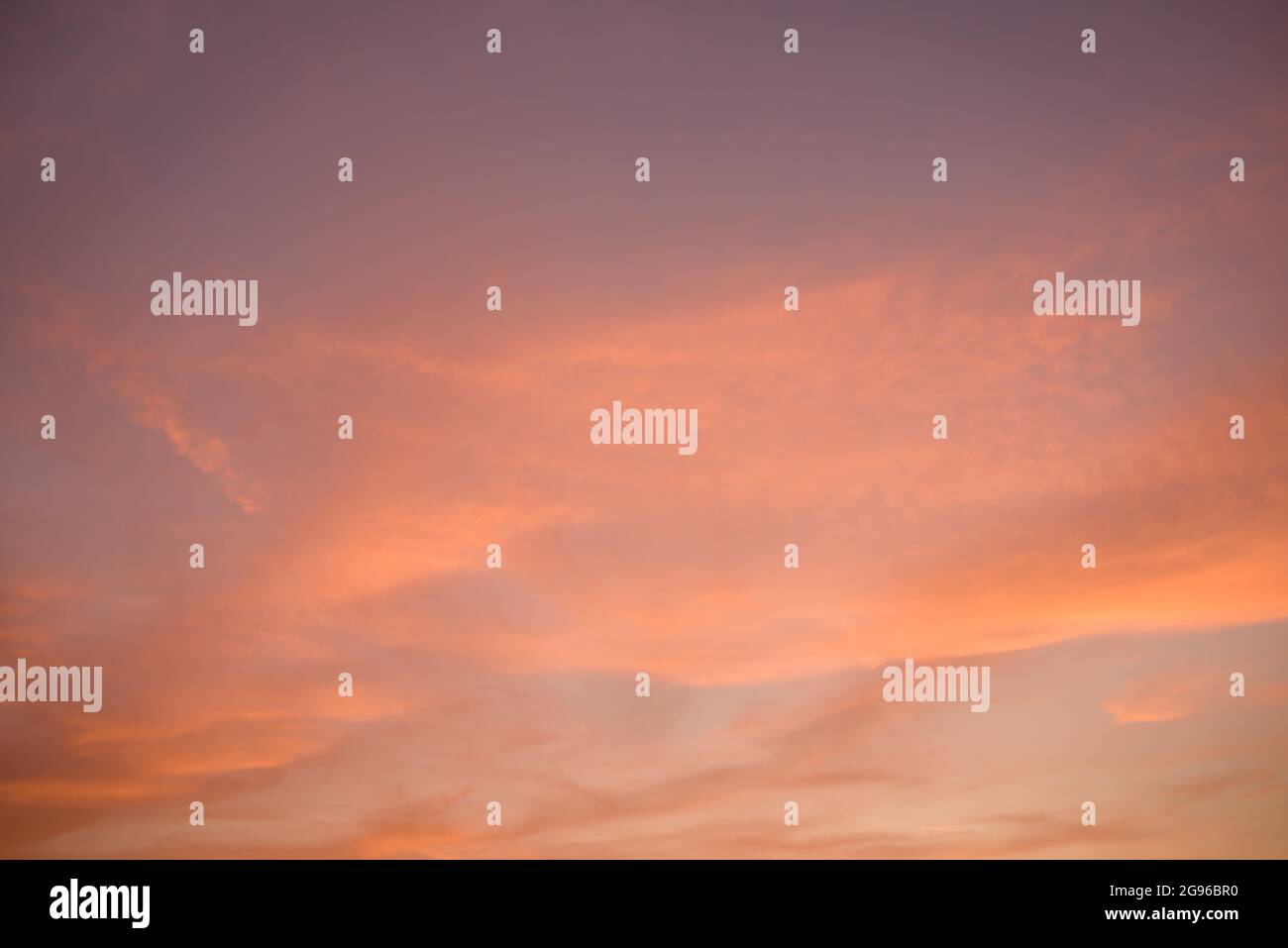 Schöne orange gelb lila Wolken Sonnenuntergang Himmel Ersatz Stock Fotografie. Südkalifornien fabelhafter, wunderbarer und epischer Himmel. Stockfoto