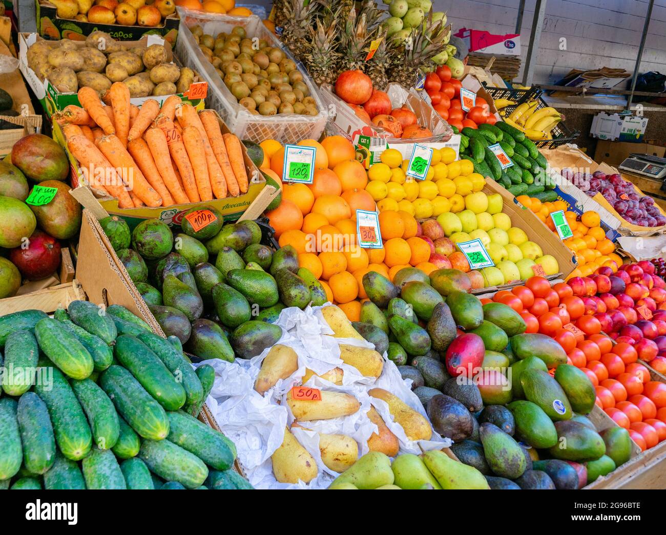 Frisches Obst und Gemüse auf dem Sennoy Outdoor-Markt, dem billigsten in St. Petersburg, Russland Stockfoto