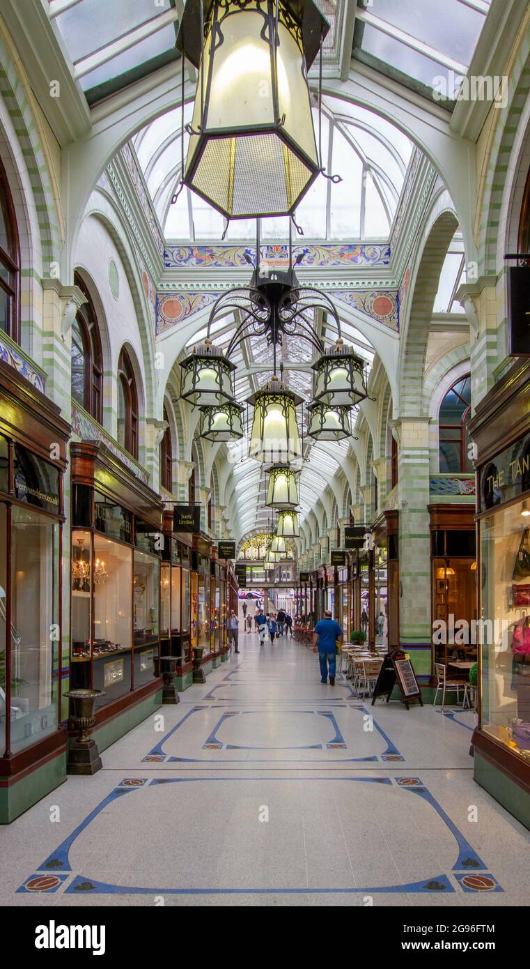 NORWICH, GROSSBRITANNIEN - 08. Aug 2016: Eine vertikale Aufnahme der Einkaufsstraße Royal Arcade in Norwich, entworfen von George Skipper Stockfoto